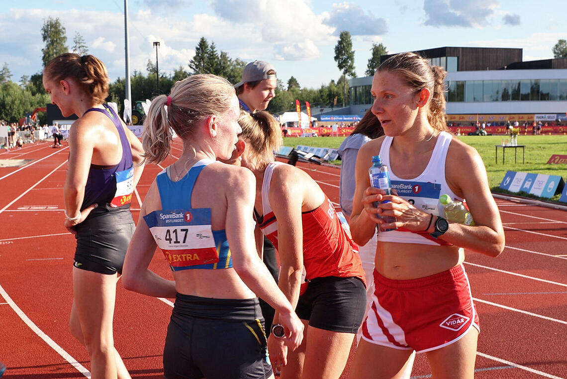 Hanne Mjøen Maridal og Mathilde Theisen etter 10000m i NM juli 2023. Kondis snakket med de fire beste. (Foto: Tom-Arild Hansen)