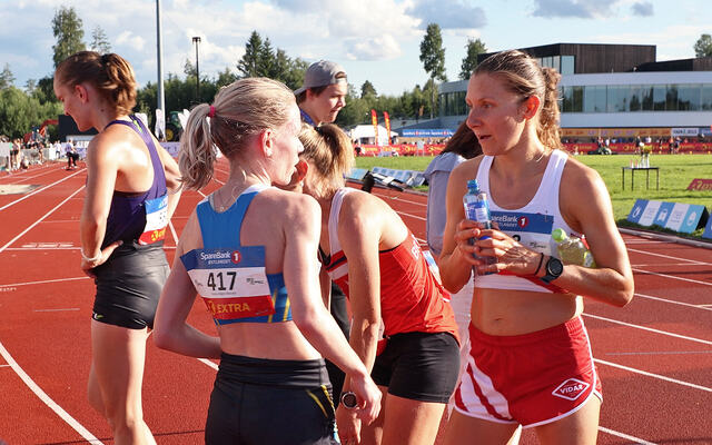 Hanne Mjøen Maridal og Mathilde Theisen etter 10000m i NM juli 2023. Kondis snakket med de fire beste. (Foto: Tom-Arild Hansen)