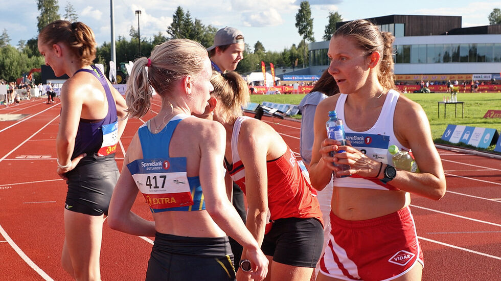 Hanne Mjøen Maridal og Mathilde Theisen etter 10000m i NM juli 2023. Kondis snakket med de fire beste. (Foto: Tom-Arild Hansen)