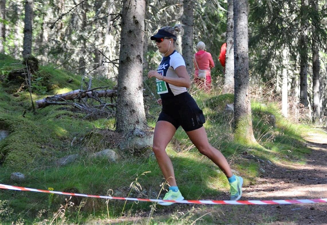 Ida Slorafoss, som er tatt ut til å representere Norge i VM i 24-timers løp i Taiwan i desember, på vei til maratonseier på hjemmebane i fjor. (Foto: Janne Slorafoss)
