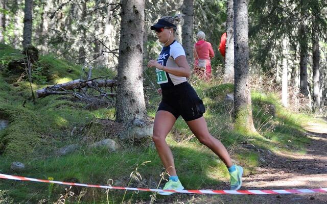 Ida Slorafoss, som er tatt ut til å representere Norge i VM i 24-timers løp i Taiwan i desember, på vei til maratonseier på hjemmebane i fjor. (Foto: Janne Slorafoss)