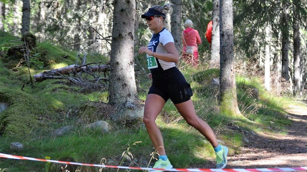 Ida Slorafoss, som er tatt ut til å representere Norge i VM i 24-timers løp i Taiwan i desember, på vei til maratonseier på hjemmebane i fjor. (Foto: Janne Slorafoss)
