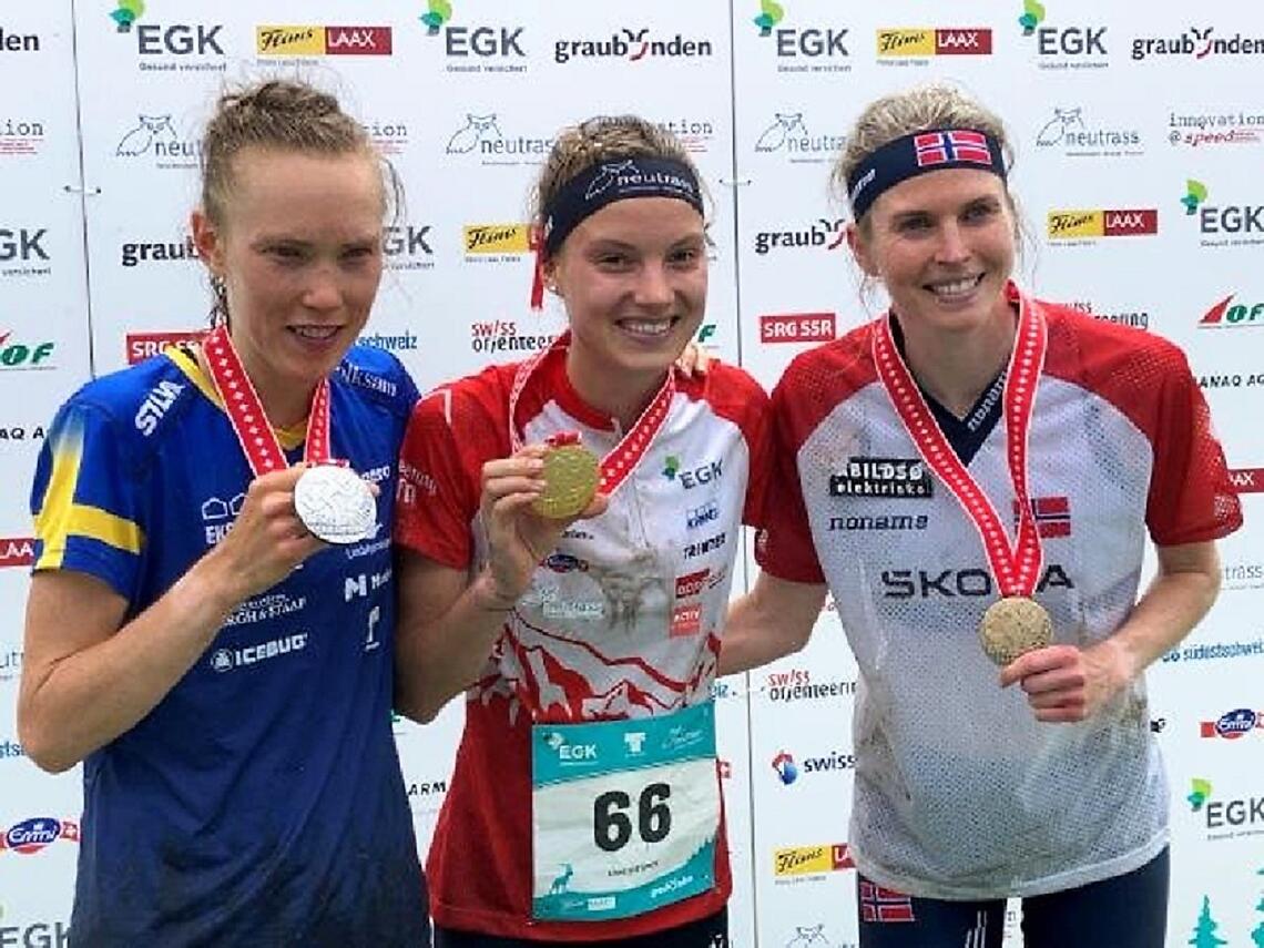 Medaljevinnerne på langdistansen (fra venstre): Tove Alexandersson, Simona Aebersold og Andrine Benjaminsen. (Foto: Norsk orientering)