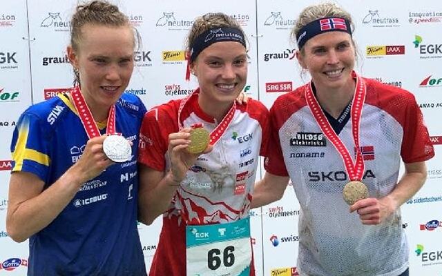 Medaljevinnerne på langdistansen (fra venstre): Tove Alexandersson, Simona Aebersold og Andrine Benjaminsen. (Foto: Norsk orientering)