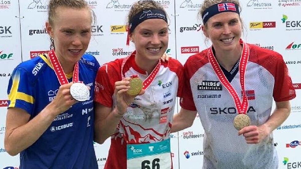 Medaljevinnerne på langdistansen (fra venstre): Tove Alexandersson, Simona Aebersold og Andrine Benjaminsen. (Foto: Norsk orientering)
