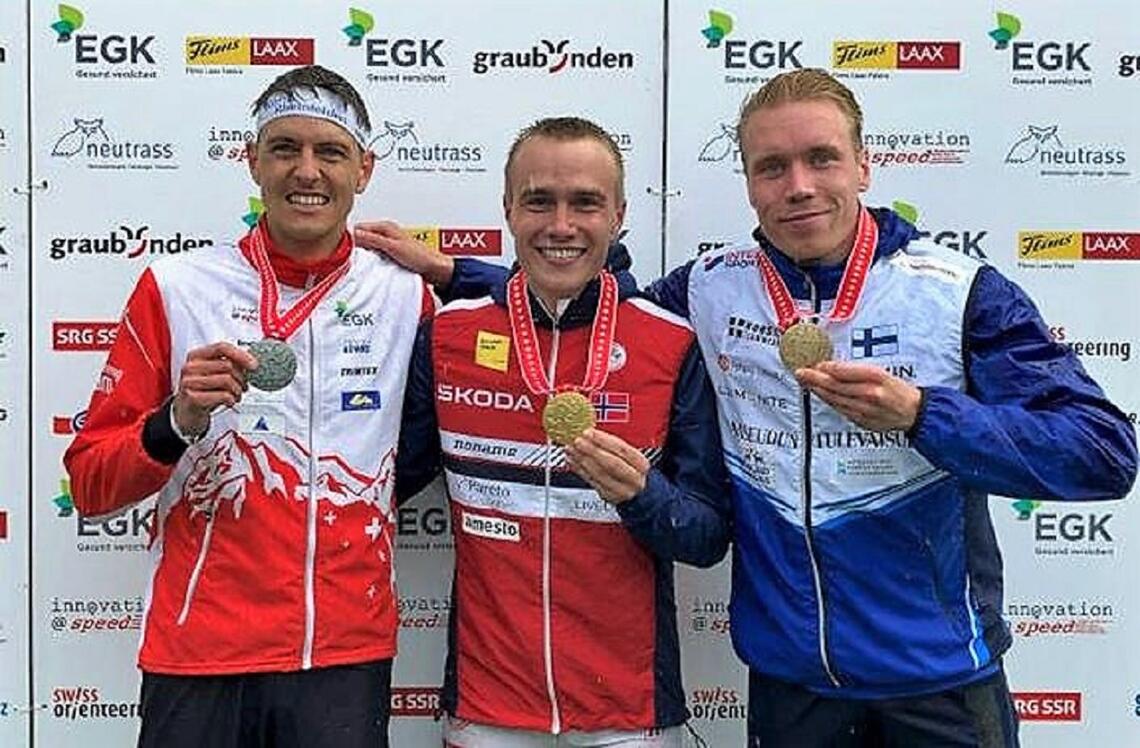 Medaljevinnerne på langdistansen (fra venstre): Matthias Kyburz, Kasper Harlem Fosser og Olli Ojanaho. (Foto: Norsk orientering)