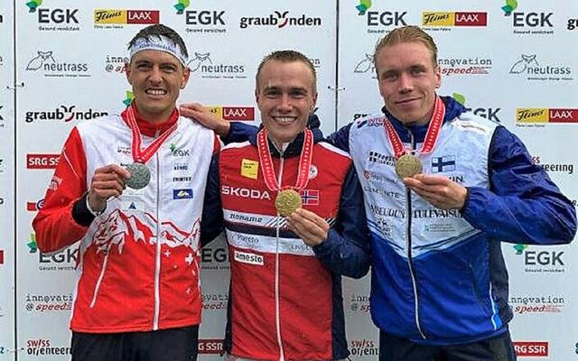 Medaljevinnerne på langdistansen (fra venstre): Matthias Kyburz, Kasper Harlem Fosser og Olli Ojanaho. (Foto: Norsk orientering)