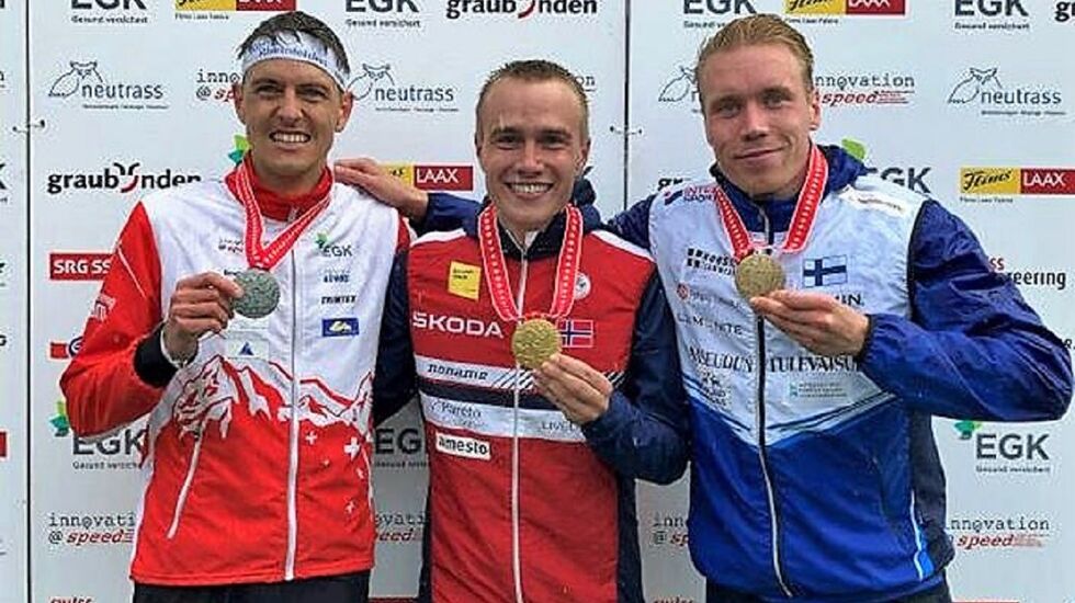 Medaljevinnerne på langdistansen (fra venstre): Matthias Kyburz, Kasper Harlem Fosser og Olli Ojanaho. (Foto: Norsk orientering)