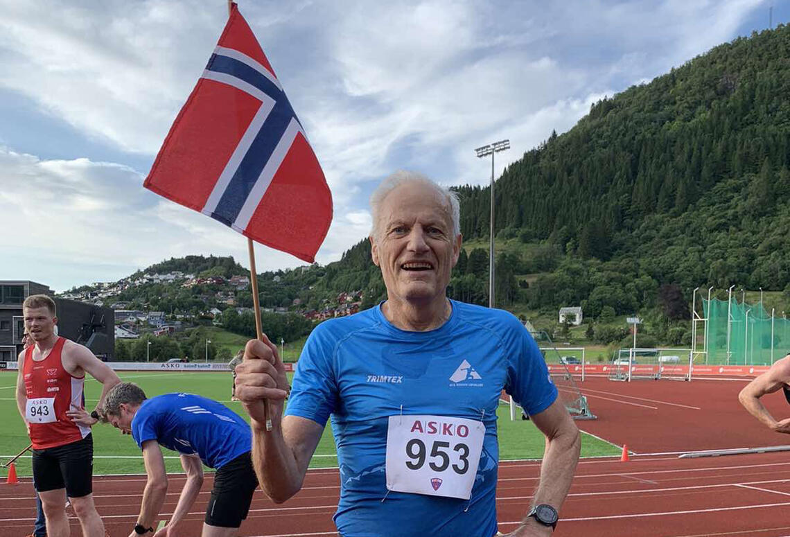 Ivar Andreas Sandø jubler etter å ha satt både norsk og europeisk rekord på 5000 m i Asko-karusellen. (Foto: IL Fri)