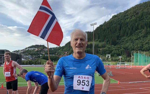 Ivar Andreas Sandø jubler etter å ha satt både norsk og europeisk rekord på 5000 m i Asko-karusellen. (Foto: IL Fri)