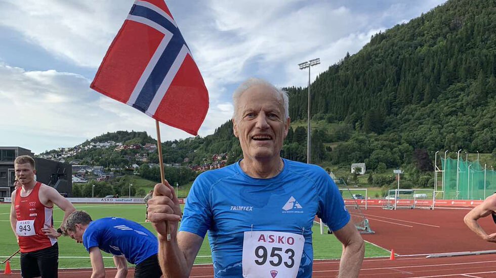 Ivar Andreas Sandø jubler etter å ha satt både norsk og europeisk rekord på 5000 m i Asko-karusellen. (Foto: IL Fri)