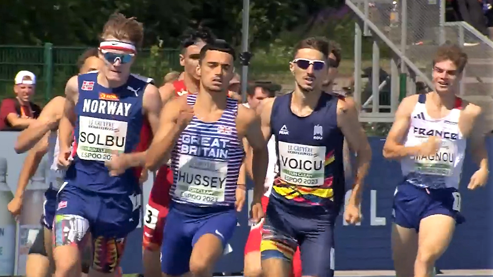 Ole Jakob Solbu kom på utsiden i siste sving og sikret seg en finaleplass på 800 meter. (Skjermdump fra European Athletics)