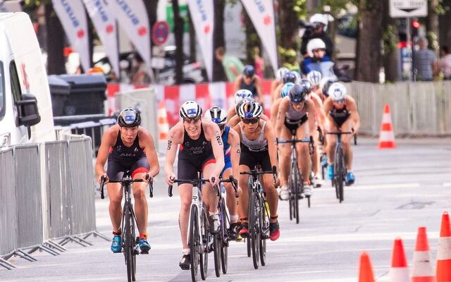Solveig Løvseth (til venstre) og Lotte Miller i aksjon på sykkelen under formiddagenes kvalifisering. (Foto: Tommy Zaferes/World Triathlon)