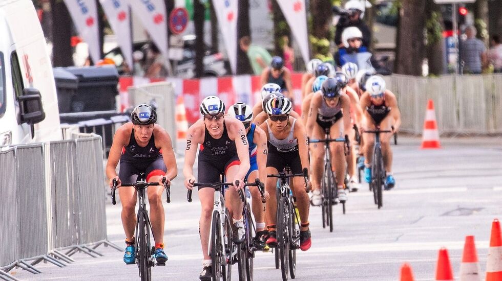 Solveig Løvseth (til venstre) og Lotte Miller i aksjon på sykkelen under formiddagenes kvalifisering. (Foto: Tommy Zaferes/World Triathlon)