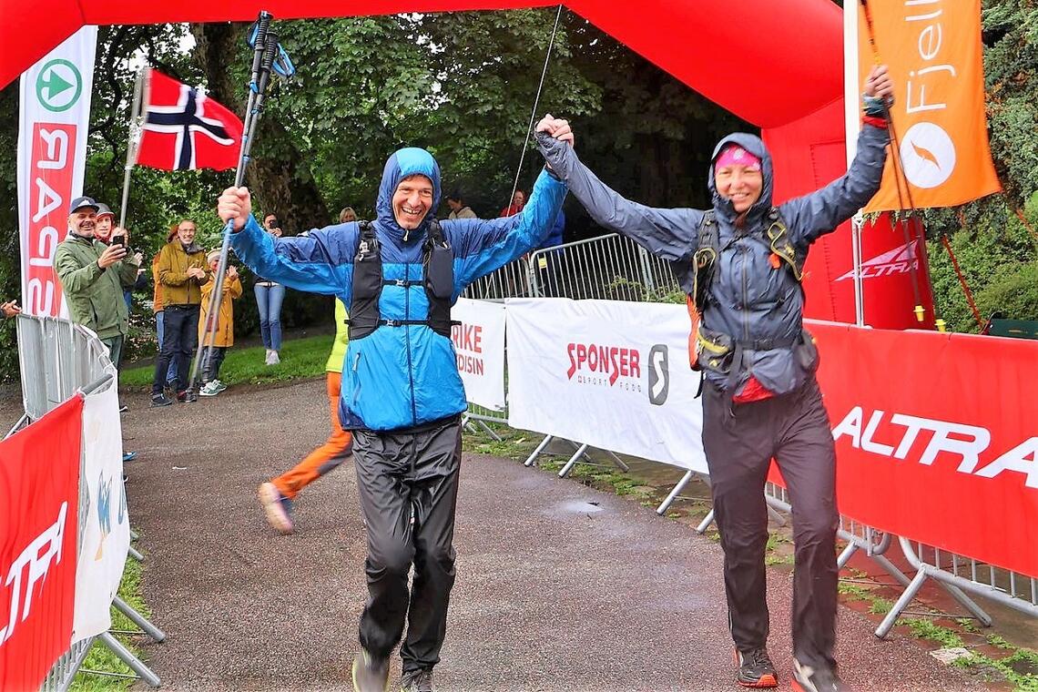 Ondřej Jerhot og Lenka Berrouche i mål som vinnere av årets og det tøffeste Oslo Bergen Trail. (Foto: Arrangøren)