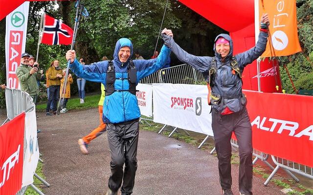 Ondřej Jerhot og Lenka Berrouche i mål som vinnere av årets og det tøffeste Oslo Bergen Trail. (Foto: Arrangøren)