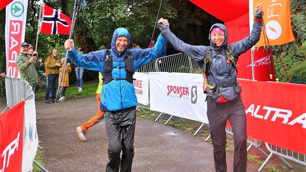 Ondřej Jerhot og Lenka Berrouche i mål som vinnere av årets og det tøffeste Oslo Bergen Trail. (Foto: Arrangøren)