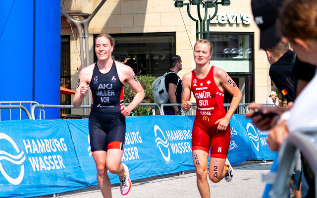 Lotte Miller kunne smile etter å ha gjennomført en sterk etappe på miksstafetten søndag. (Foto: Eirik Berg Mero, Norges Triatlonforbund)