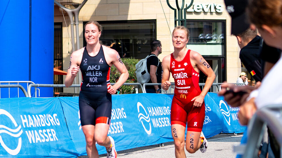 Lotte Miller kunne smile etter å ha gjennomført en sterk etappe på miksstafetten søndag. (Foto: Eirik Berg Mero, Norges Triatlonforbund)