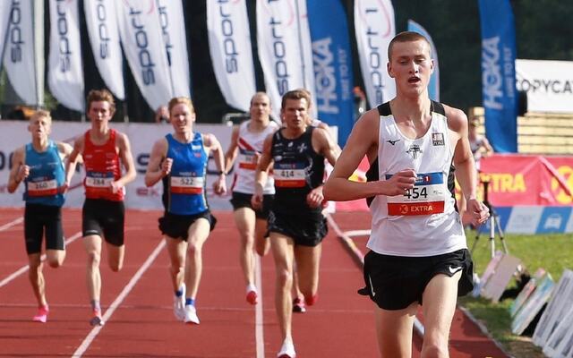 Mikkel Blikstad Thomassen med god avstand bakover over målstreken i B-heatet på Jessheim. (Foto: Kjell Vigestad)
