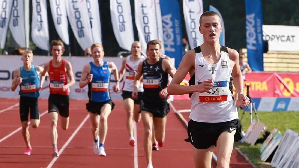 Mikkel Blikstad Thomassen med god avstand bakover over målstreken i B-heatet på Jessheim. (Foto: Kjell Vigestad)