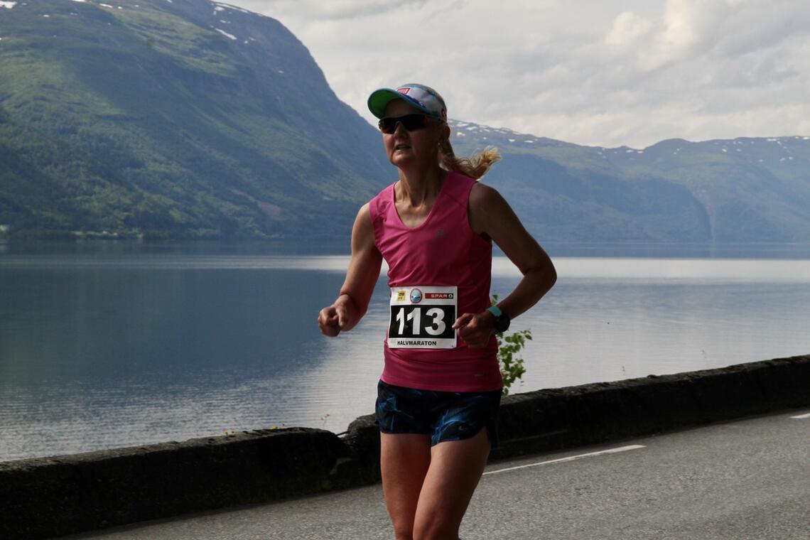Louise Skak på halvmaraton i Hornindalsvatnet Maraton 2022. Foto: Marit Ryland
