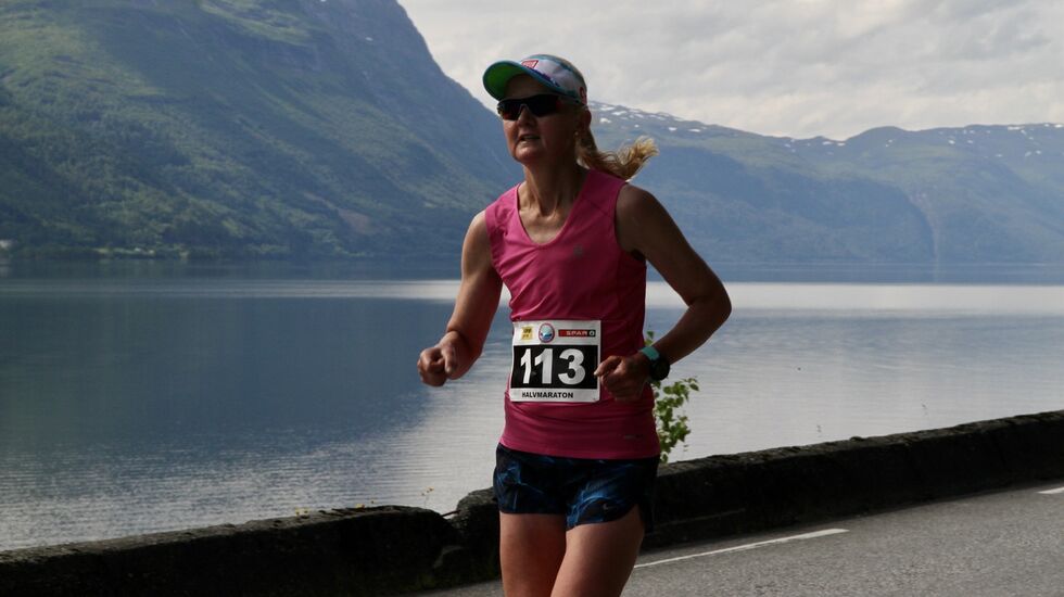 Louise Skak på halvmaraton i Hornindalsvatnet Maraton 2022. Foto: Marit Ryland