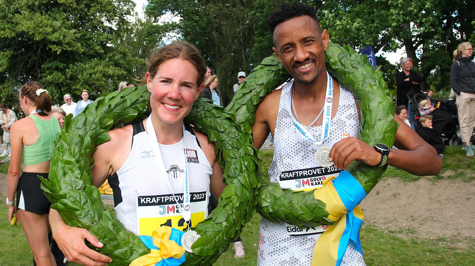 Maria Sagnes Wågan og Senay Fissehatsion med hver sin seierskrans etter suverene seire og strålende løp. (Foto: Kjell Vigestad)