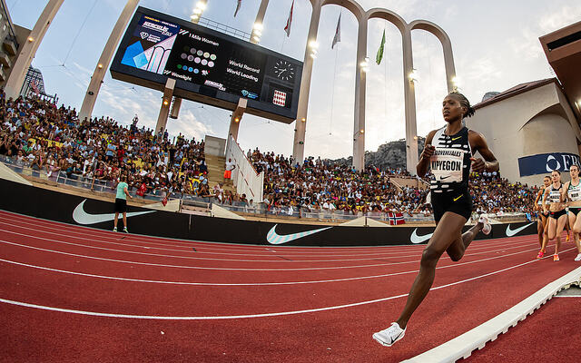 Faith Kipyegon på vei mot verdensrekord. (Foto: Marta Gorczynska / Diamond League)