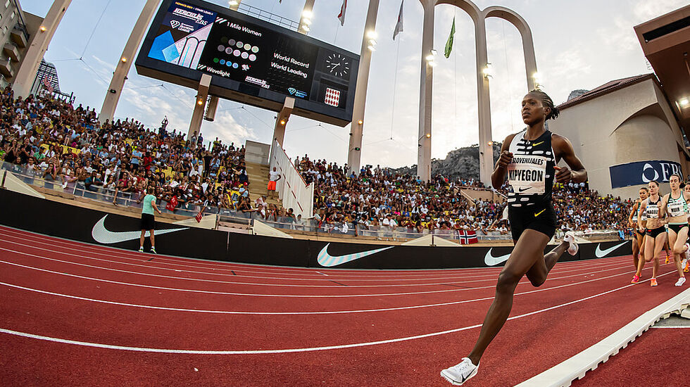 Faith Kipyegon på vei mot verdensrekord. (Foto: Marta Gorczynska / Diamond League)