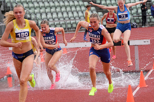 Maiken Prøitz og Thea Charlotte Knutsen ble to og fire på 3000 meter hinder. (Foto VESTPRESS)