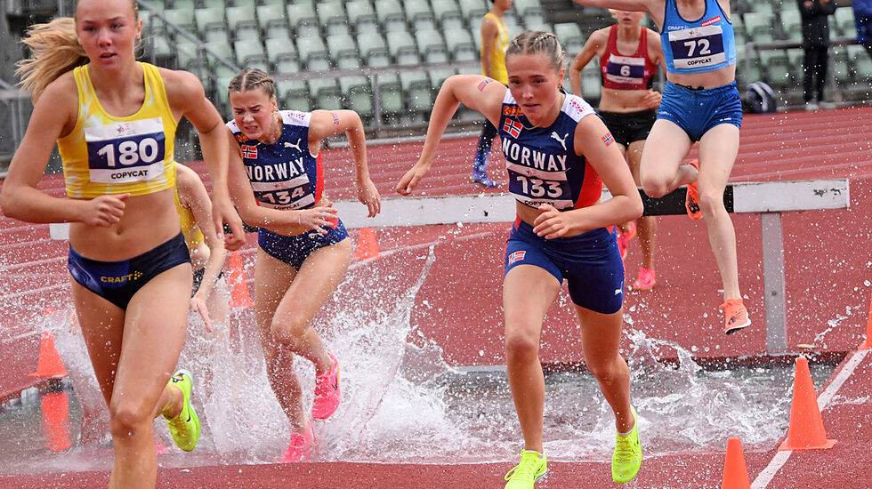 Maiken Prøitz og Thea Charlotte Knutsen ble to og fire på 3000 meter hinder. (Foto VESTPRESS)