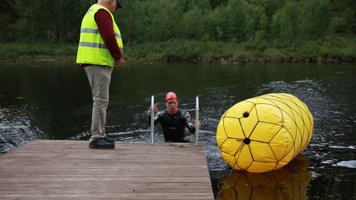 Jarle Marvik først opp av vannet på den olympiske distanse på  Lundersæter lørdag. (Foto: Mathias M. Berg)
