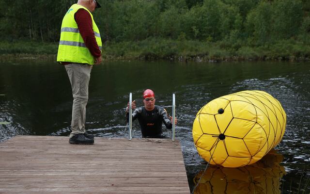 Jarle Marvik først opp av vannet på den olympiske distanse på Lundersæter lørdag. (Foto: Mathias M. Berg)