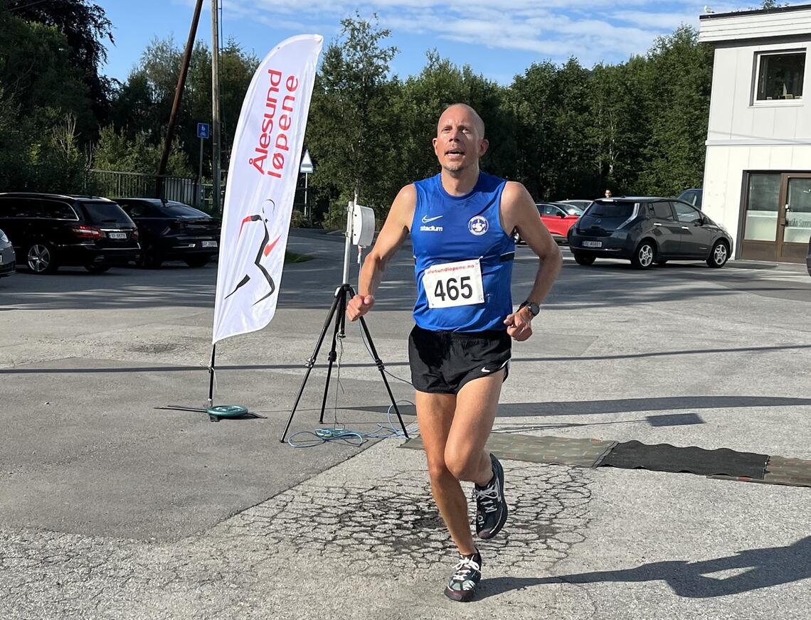Andreas Carlborg reiste fra Måløy for å springe løp i Ålesund. Der vant han 5 km i Vasstrandmila på onsdagens kveldsløp