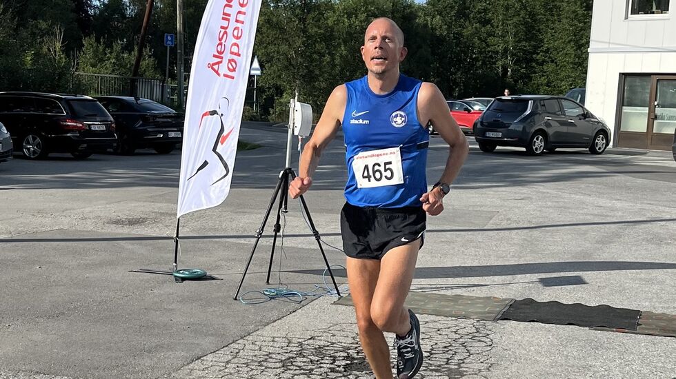 Andreas Carlborg reiste fra Måløy for å springe løp i Ålesund. Der vant han 5 km i Vasstrandmila på onsdagens kveldsløp