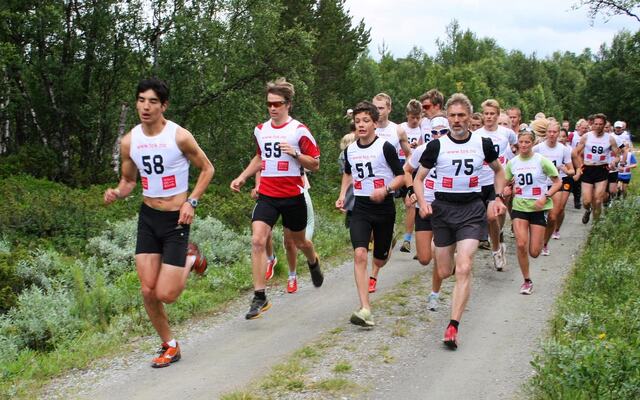 Fra staten på 10 km i 2012 med Olver Sugaren (til venstre) i tet fra start. (Foto fra arrangørens facebookside)