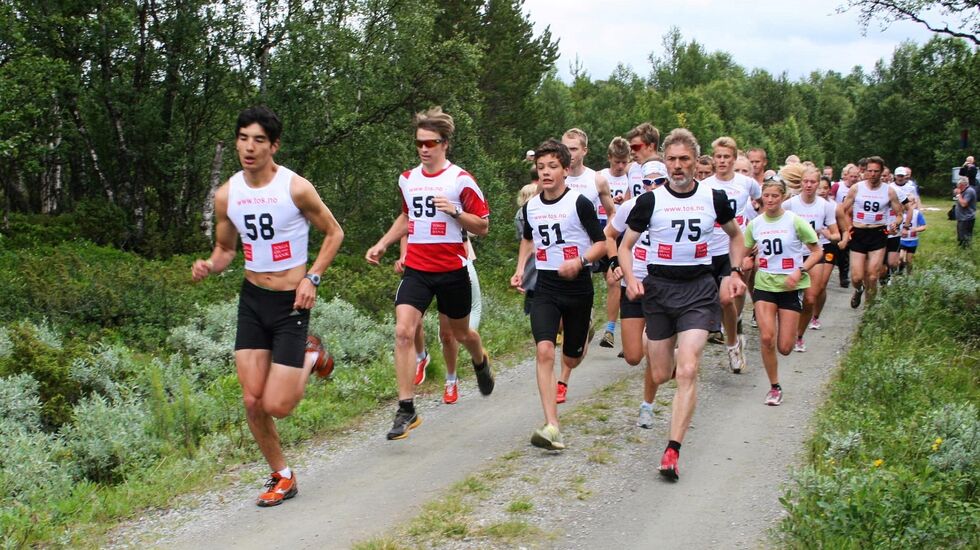 Fra staten på 10 km i 2012 med Olver Sugaren (til venstre) i tet fra start. (Foto fra arrangørens facebookside)