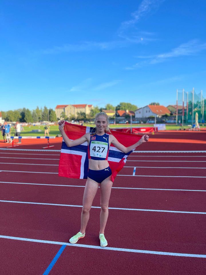 Andrea Nygård Vie med det norske flagget.jpg