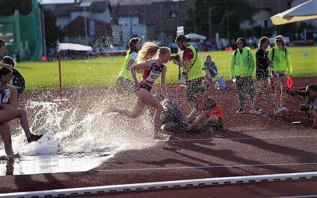 Med et sterkt løp og ny personlig rekord sikret Andrea Nygard Vie seg en flott sølvmedalje i EYOF torsdag kveld på 2000 meter hinder. (Foto: Einar Børve)