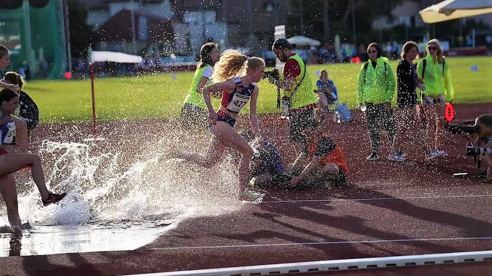Med et sterkt løp og ny personlig rekord sikret Andrea Nygard Vie seg en flott sølvmedalje i EYOF torsdag kveld på 2000 meter hinder. (Foto: Einar Børve)