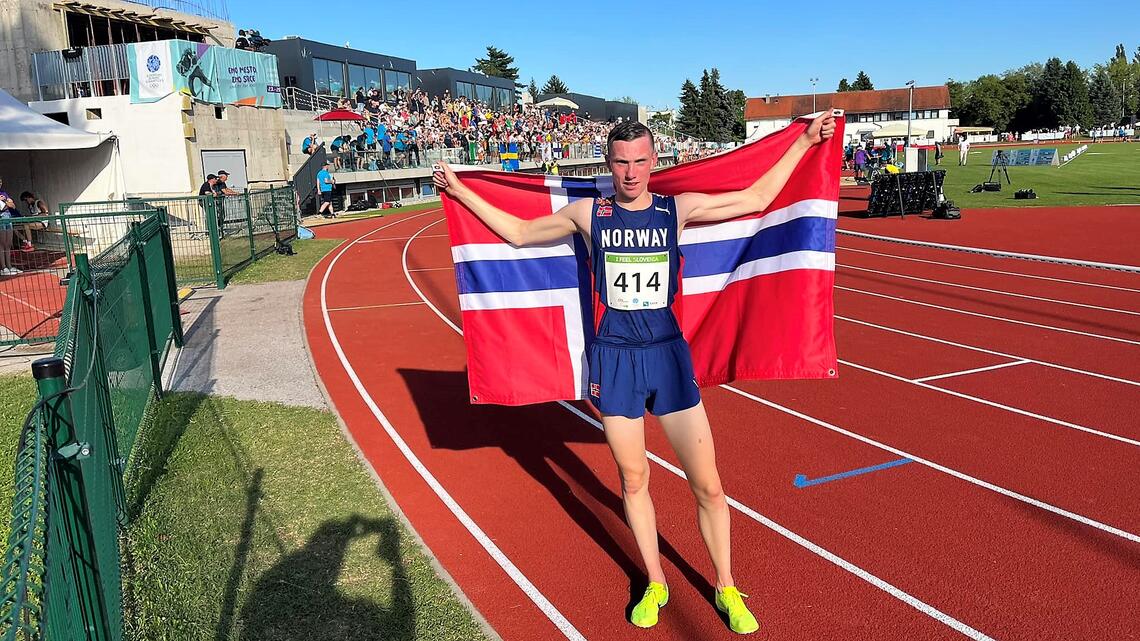 Magnus Øyen kunne paradere med det norske flagget i Maribor i Slovenia fredag. (Foto fra Norsk mellom- og langdistanse sin facebookside)