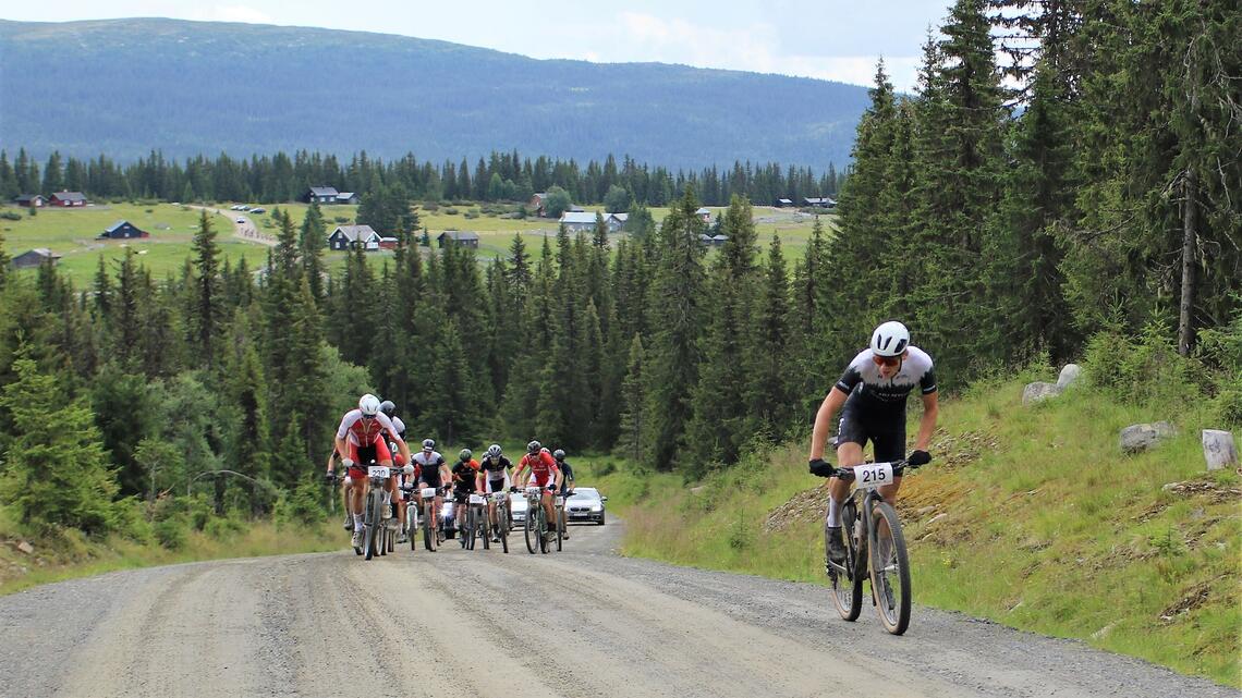 Martin Røste Omdadl rykker fra resten av tetpulja nederst i de beryktede Rosinbakkene og holder unna helt til mål. (Foto: Rolf Bakken)