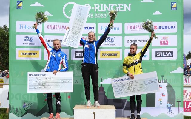 Seierspallen i D21E på O-Ringen 2023 (fra v.): Hanna Lundberg, Sara Hagström og Marie Olaussen. (Foto: Stein Arne Negård)