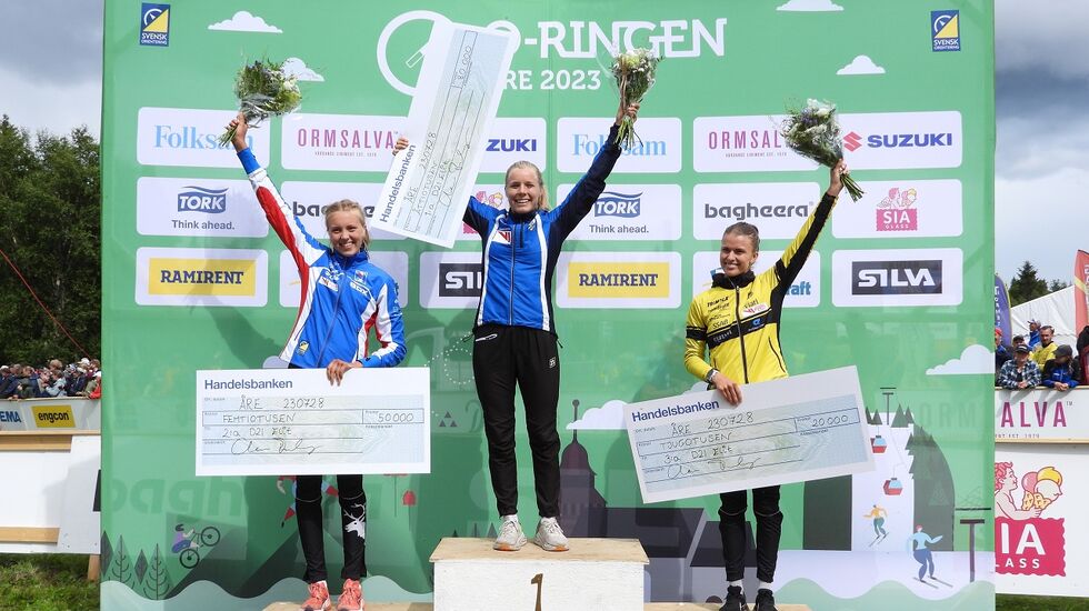 Seierspallen i D21E på O-Ringen 2023 (fra v.): Hanna Lundberg, Sara Hagström og Marie Olaussen. (Foto: Stein Arne Negård)