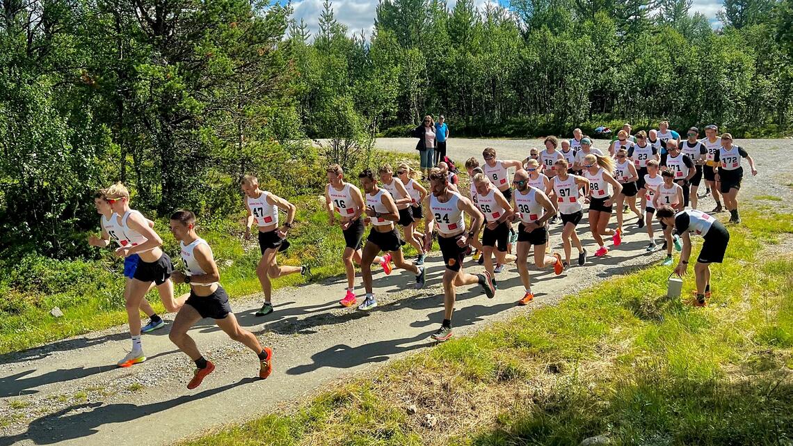 Fra starten på 10 km i Bjørsjølia med 35 løpere i feltet. (Foto: Sigurd Leren)