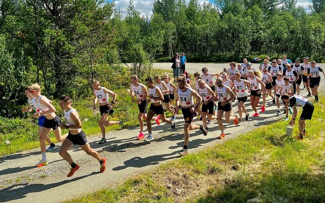 Fra starten på 10 km i Egebergløpet på Tolga i fjor. (Foto: Sigurd Leren)