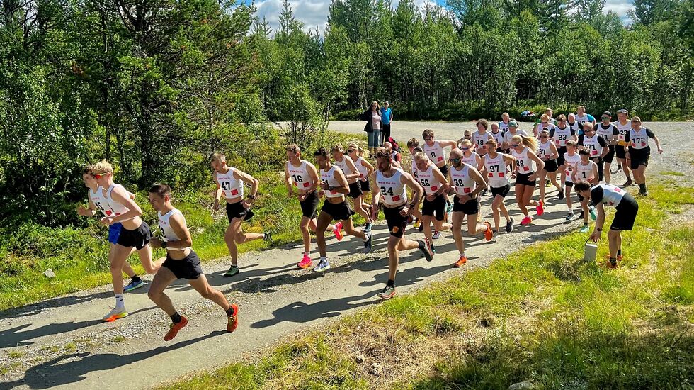 Fra starten på 10 km i Egebergløpet på Tolga i fjor. (Foto: Sigurd Leren)