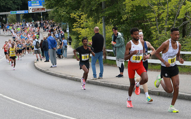 I fjor: Senay Fissehatsion gikk rett i tet, her etter 300 m foran Awet Mengsteab og Jesper Lundberg. (Foto: Kjell Vigestad)