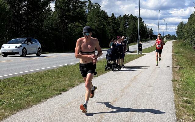 Martin Øyen Tøraasen fikk noen få meter på Magnus Torp Antonsen mot slutten av Malmveien på lørdag. (Foto: Folldal IF)